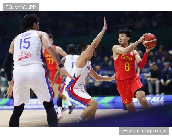 中国男篮在世界杯预选赛中逆转战胜菲律宾队 锁定晋级资格