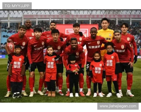 全新赛季揭幕战精彩纷呈 球迷热议各大豪门表现及新星崛起