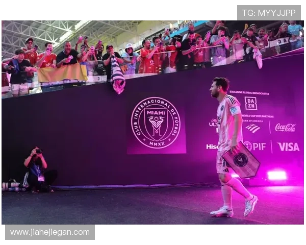 梅西加盟迈阿密国际后首次亮相 全场观众热烈欢迎举世瞩目 梅西加盟迈阿密国际后首次亮相 全场观众热烈欢迎举世瞩目