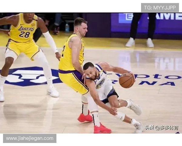 湖人逆转勇士詹姆斯轰三双率队取胜库里末节失准遗憾落败