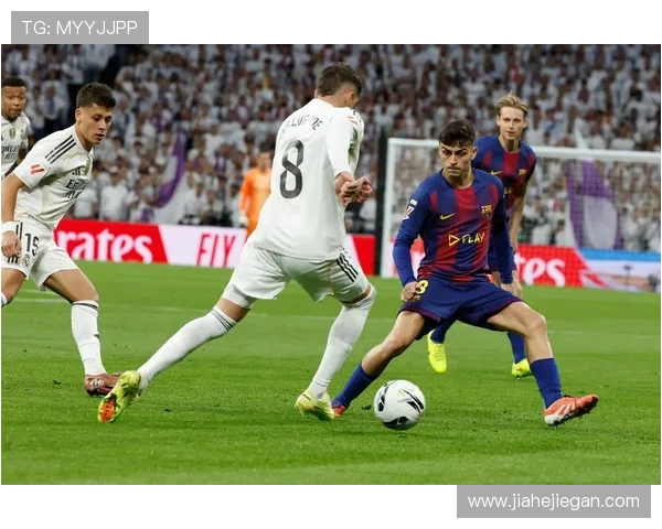 西甲联赛激烈竞争持续巴萨皇马领先优势逐渐缩小各队争冠形势复杂